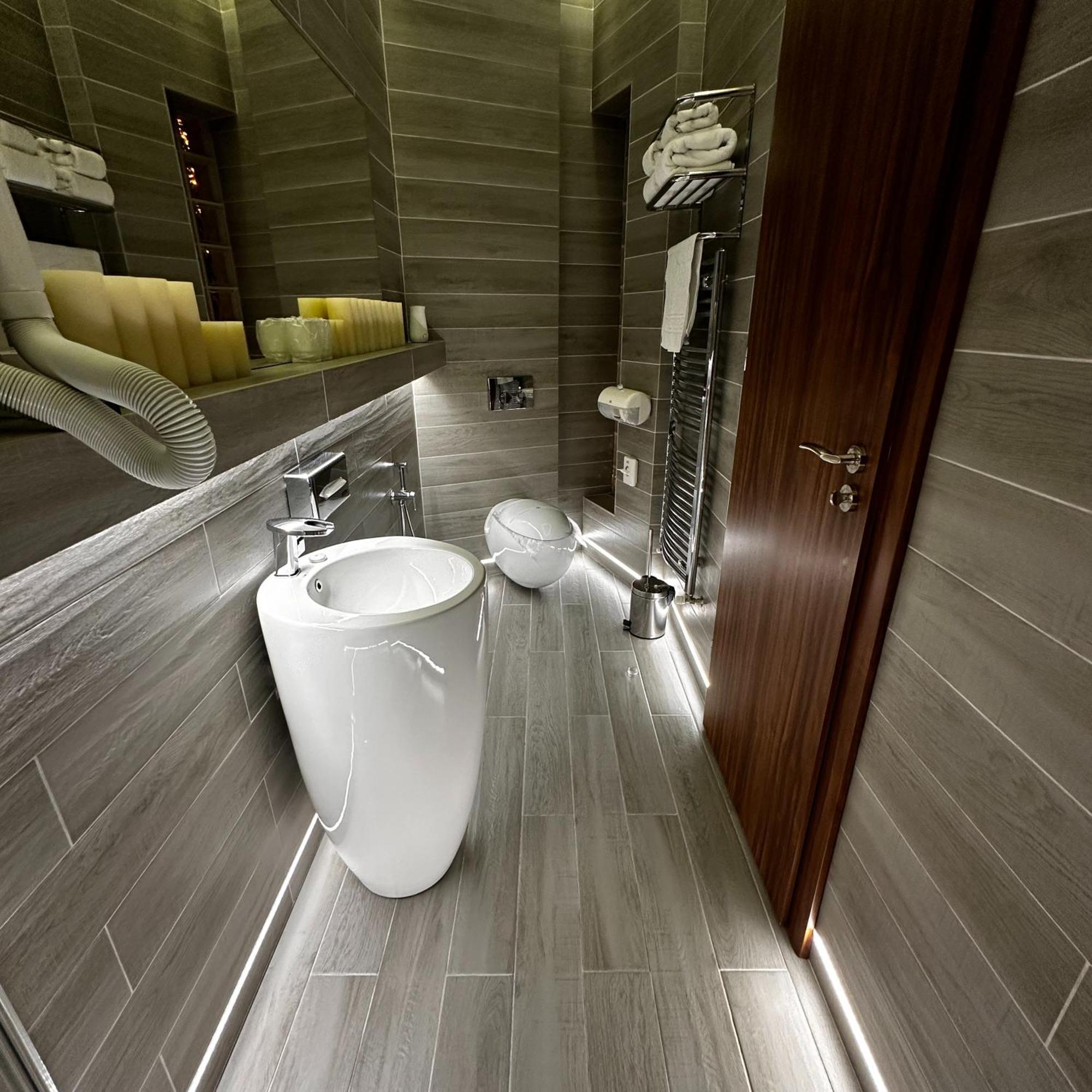 The Residence Central Jacuzzi Boutique (Adults Only) Cluj-Napoca Exterior foto